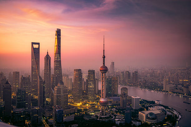 Skyline de Pudong visto desde The Bund al anochecer