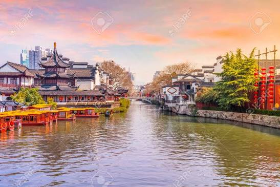Río Qinhuai iluminado al anochecer