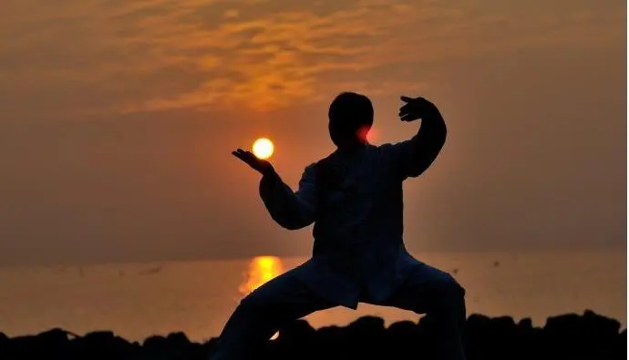 Práctica de Tai Chi al amanecer en un patio histórico