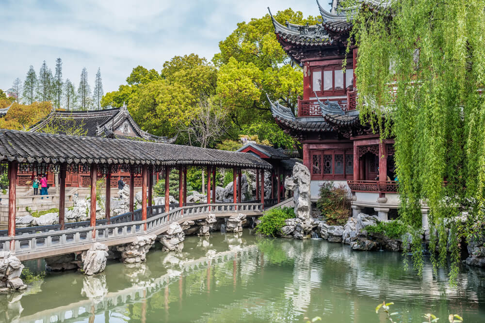 Contraste entre Jardín Yuyuan y arquitectura contemporánea