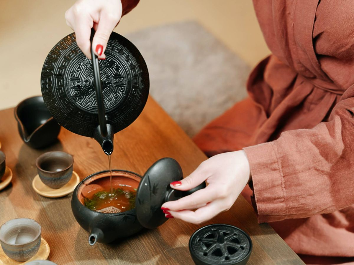 Detalle de hojas de té y utensilios de ceremonia