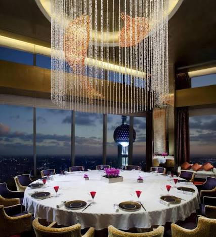Cena sofisticada con vista al skyline de Shanghai